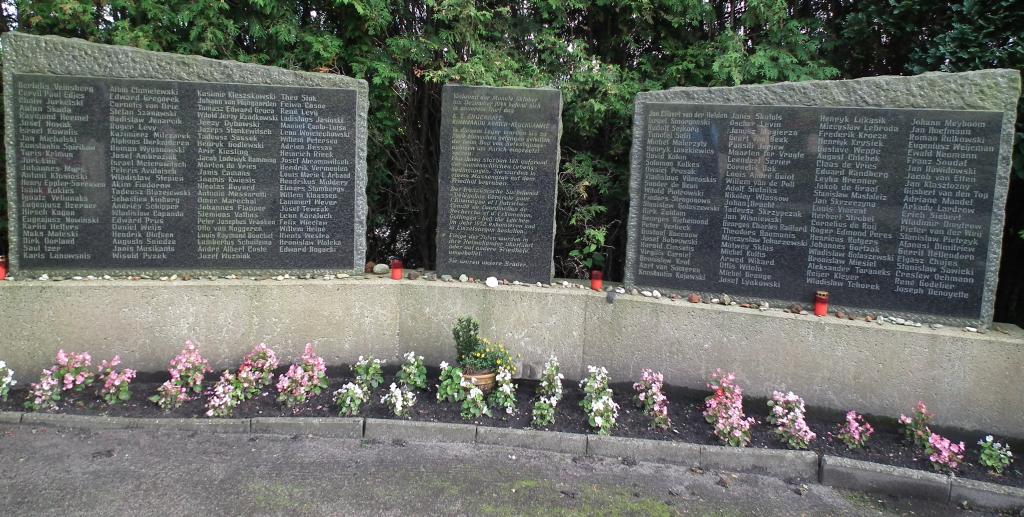 Der Gedenkstein auf dem Friedhof von Engerhafe